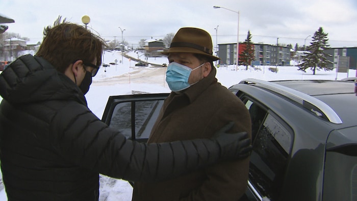 Il s'apprête à monter dans une voiture à sa sortie du poste de police de Rimouski.