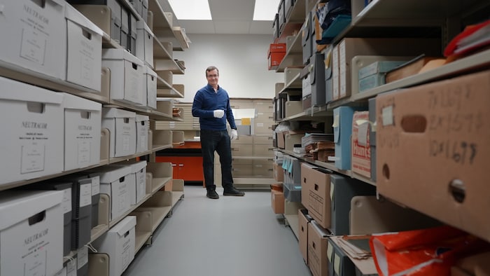 Matthias Duc dans la voûte d'archives à l'Université Sainte-Anne.