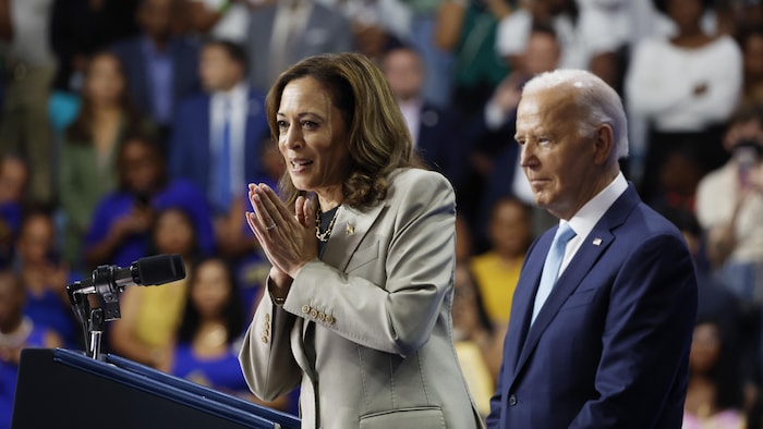 A vice-presidente dos Estados Unidos, Kamala Harris, faz um discurso ao lado de Joe Biden em Largo, Maryland