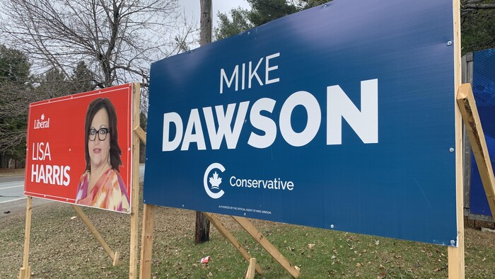 Des pancartes électorales de Lisa Harris et Mike Dawson.