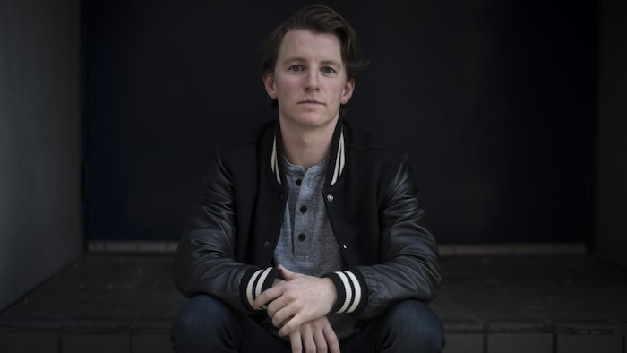 Le joueur de hockey transgenre Harrison Browne pose pour une photo.