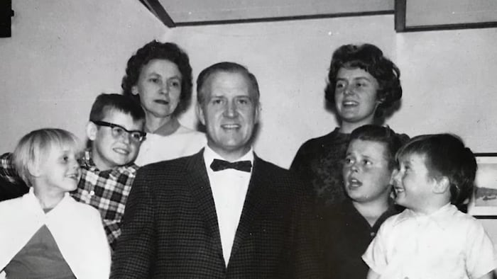 Harrold Challis entouré de sa famille.
