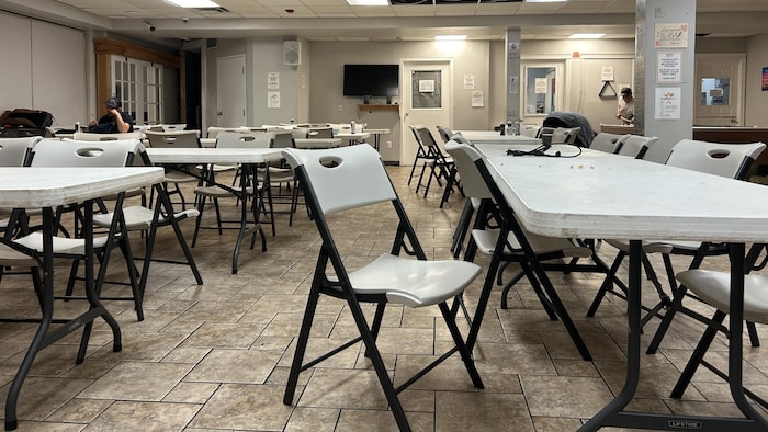 Une salle remplie de chaises et tables.