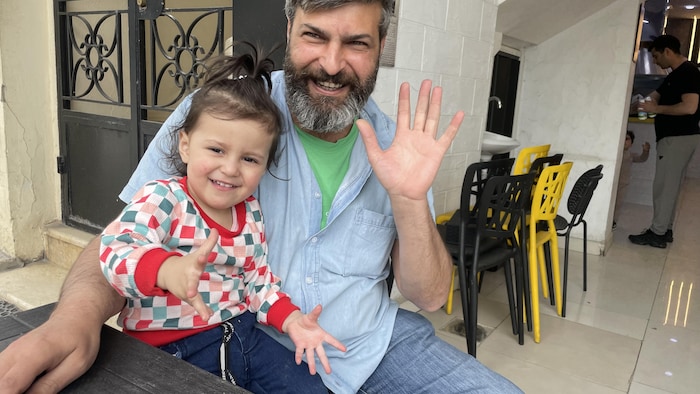Hassan Ghandour avec sa fille Zahraa, âgée de trois ans.