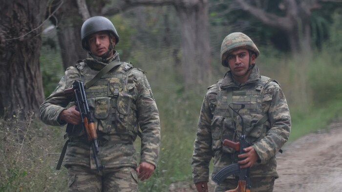 Deux soldats azerbaïdjanais, armés.