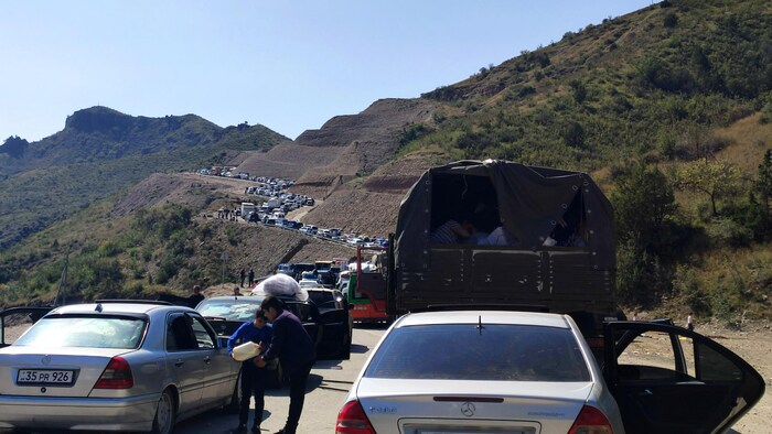 Une longue file de voitures sur la route montagneuse permettant de quitter le Haut-Karabakh.