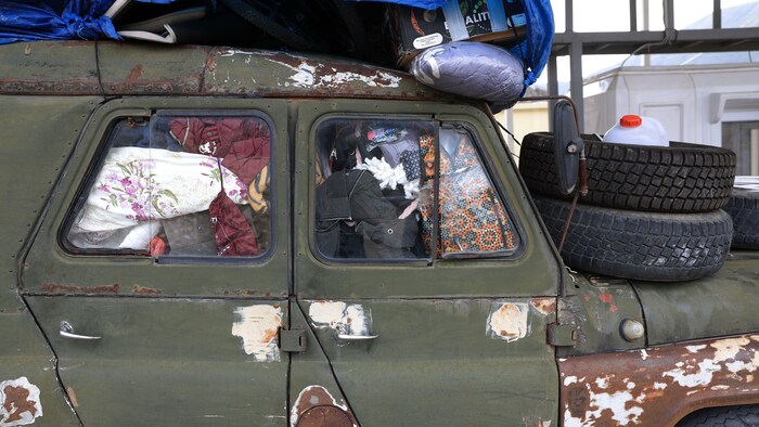 Une voiture pleine à craquer de vêtements et d'autres effets personnels.