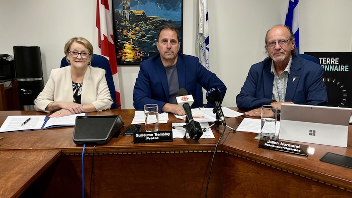 Micheline Anctil, Guillaume Tremblay et Julien Normand sont assis autour d'une table. 