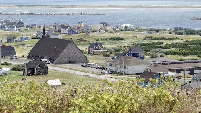 Vue sur le village de Havre-Aubert à partir de la butte des Demoiselles avec l'église au centre de la photo