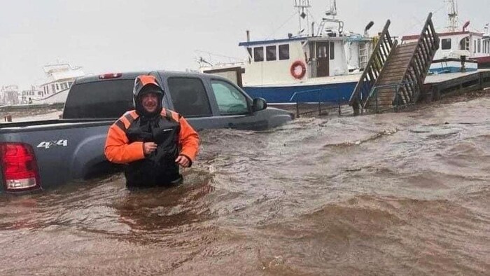 المياه غمرت رصيف هافر أو ميزون (Havre-aux-Maisons) في جزر المادلين الكيبيكية يوم السبت جراء عاصفة ’’فيونا‘‘.