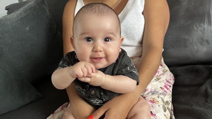 Un bébé.