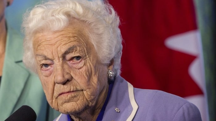 L'ex-mairesse de Mississauga Hazel McCallion au micro.