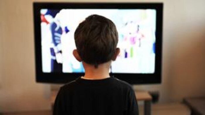 Un enfant regarde la télévision.