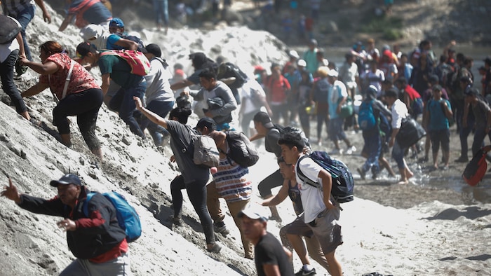 Des migrants se prépare à entrer au Mexique en provenance du Guatemala.
