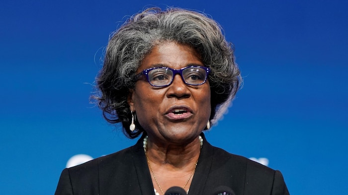 Linda Thomas-Greenfield, portant des lunettes, s'adressant aux reporters.