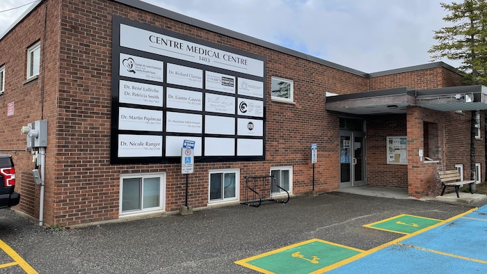 Façade externe de la clinique.