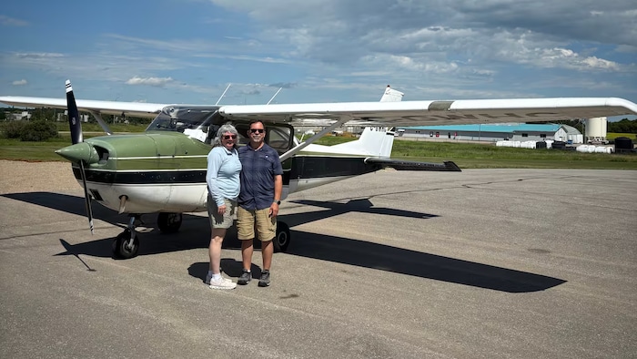 Le couple David Stancuck et Heather Cline devant un avion.