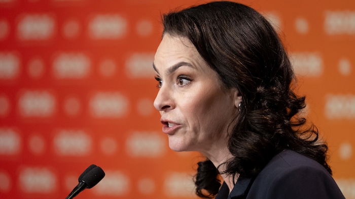 La candidate prend la parole pendant le débat.