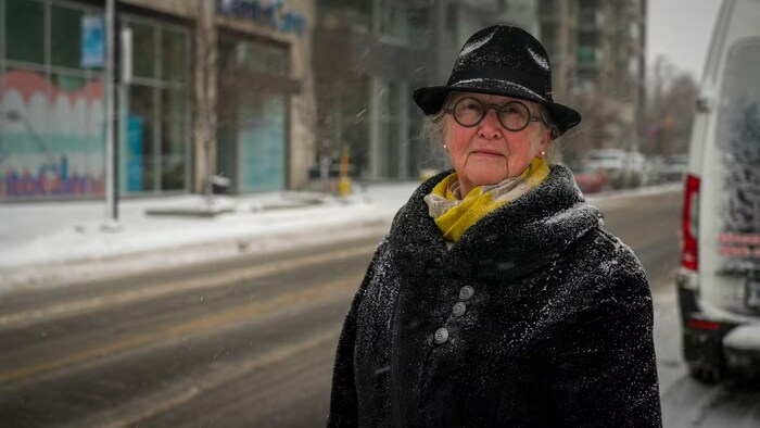 Heather Mitchell dehors sous la neige.