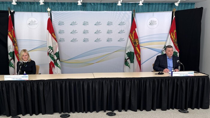 La médecin hygiéniste en chef de l'Île-du-Prince-Édouard Heather Morrison et le premier ministre Dennis King.