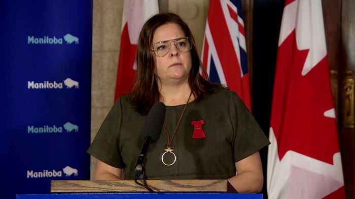 La première ministre du Manitoba, Heather Stefanson, en conférence de presse, dans la rotonde du Palais législatif du Manitoba, le 16 décembre 2022. 