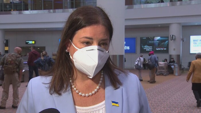 Heather Stefanson à l'aéroport de winnipeg le 23 mai 2022.