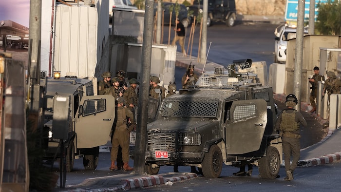 Les forces israéliennes se déploient à la suite d'un échange de tirs avec deux Palestiniens armés au poste de contrôle nord d'Hébron, en Cisjordanie occupée par Israël, le 23 octobre 2026.
