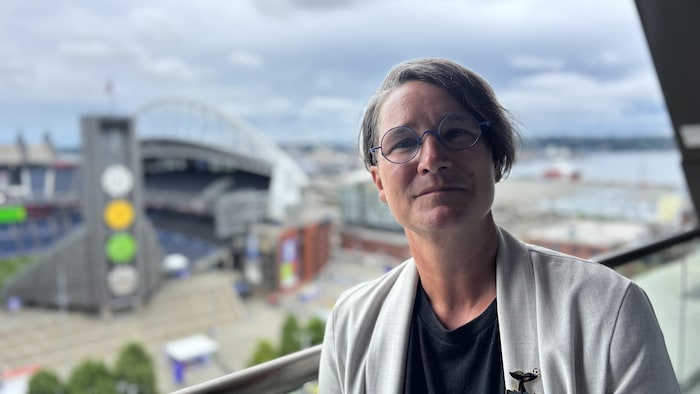Une femme avec le stade Lumen Field de Seattle en arrière-plan. 
