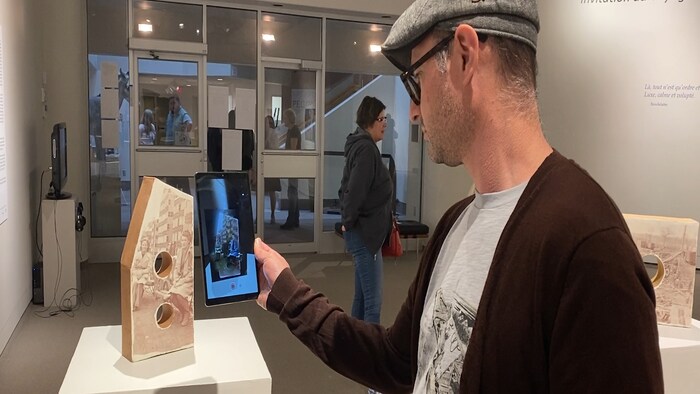 Heidi McKenzie propose des œuvres qui ont recours à de la réalité augmentée. À l'aide d'un téléphone intelligent ou d'une tablette, les briques s'animent.