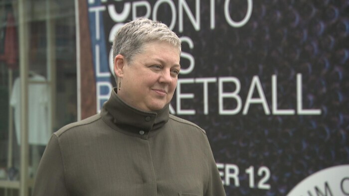 Heidi Reitmaier sourit devant le musée de Toronto.