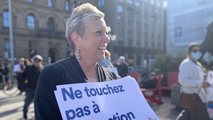 Une personne tient une affiche.