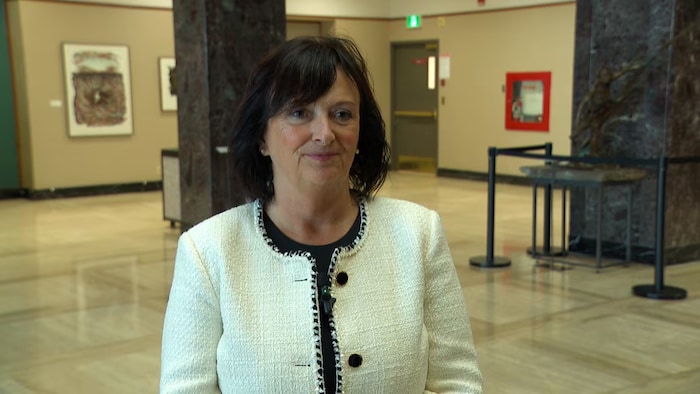 La députée donne une entrevue.