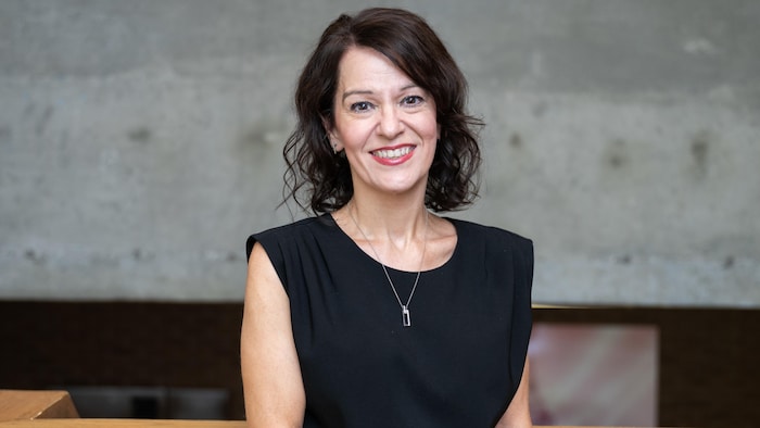 Photo d'une directrice générale de cégep souriante.