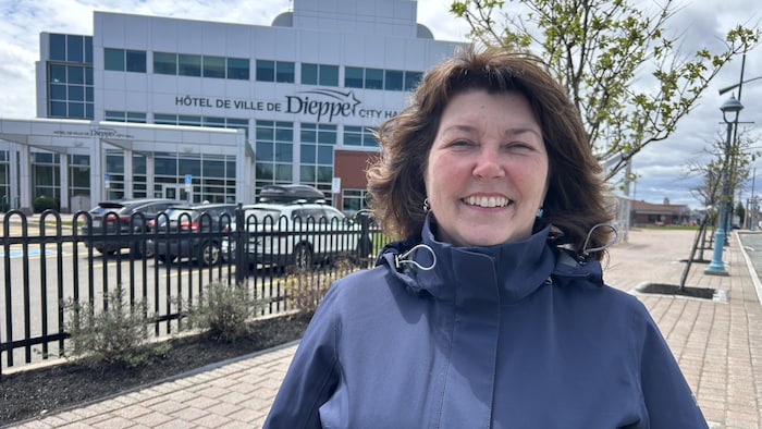 Hélène Boudreau pose pour la photo devant l'hôtel de ville de Dieppe au lendemain des élections municipales.