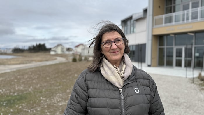 Hélène Boulanger est devant l'hôtel de ville.