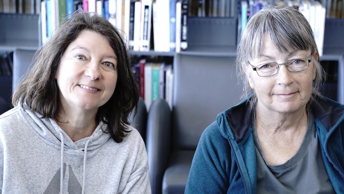 Les deux femmes à la bibliothèque.