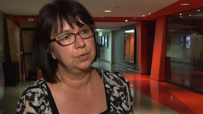 Hélène Messier dans un corridor.