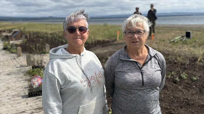 Portrait de Marie-Josée Surprenant et Hélène Porlier sur la recharge de plage.