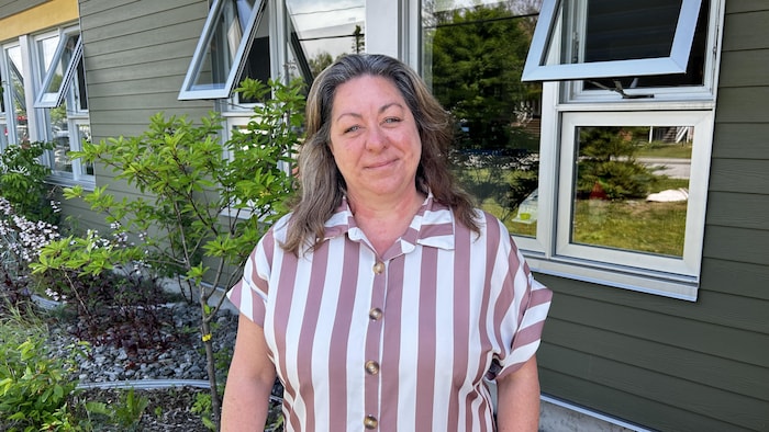 Portrait de la directrice adjointe du Centre de petite enfance Les Farfadets de la Pointe, Hélène Tremblay, devant la garderie.
