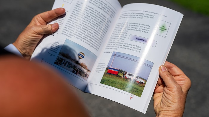 Un livre ouvert, où on aperçoit la vieille remorque utilisée par Hélène Viens.