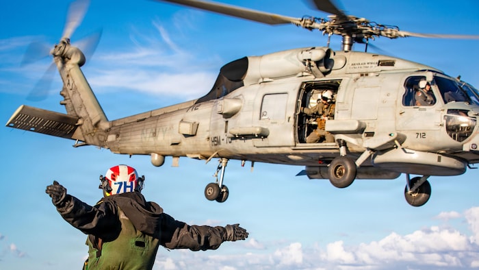 Un hélicoptère décolle.