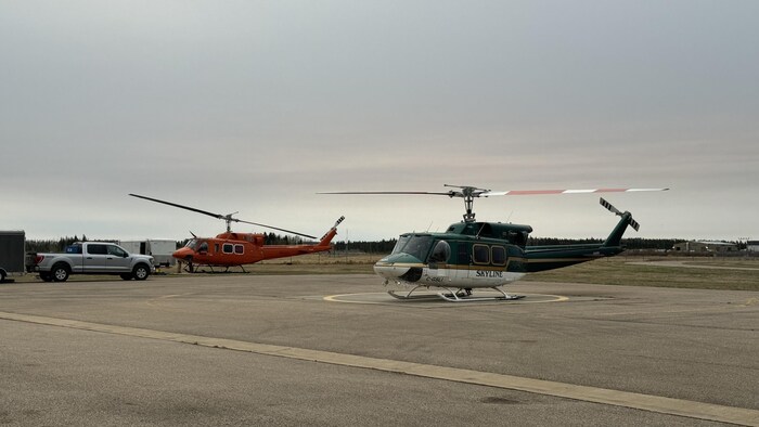 Un hélicoptère qui transporte des pompiers au feu à l’aéroport de Fort McMurray (12 mai 2024).
