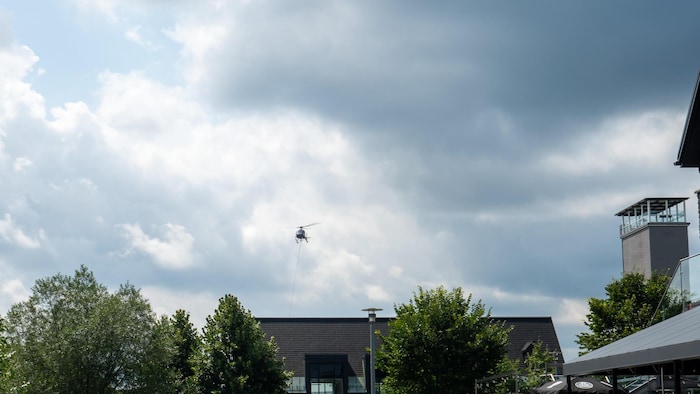 Un hélicoptère tire une corde