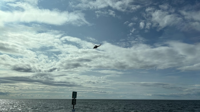 Un hélicoptère survolant le fleuve.