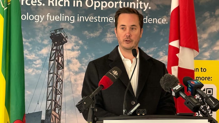 Nicholas Snyder, chef de la direction de North American Helium tient une conférence de presse.