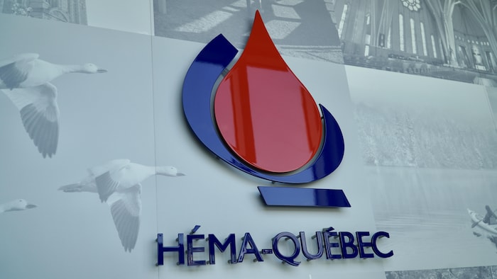 Le logo d'Héma-Québec sur un bâtiment.