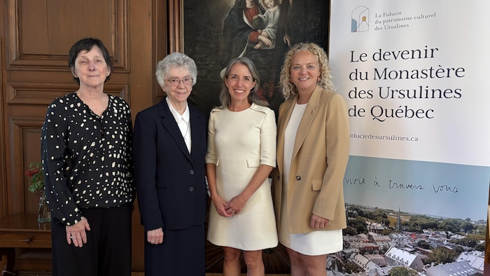 Henriette Thériault, Sœur Pauline, Sophie Limoges et Mélissa Coulombe-Leduc lors d’une prise de photos.