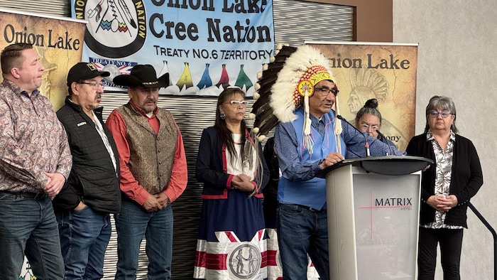 Le cook  de la Nation crie d’Onion Lake, Henry Lewis, entouré avec d’autres membres de la federation  le 15 mai 2025.