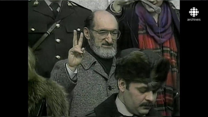 Le Dr Morgentaler, faisant un signe de paix à l'extérieur du bâtiment de la Cour suprême du Canada, à Ottawa
