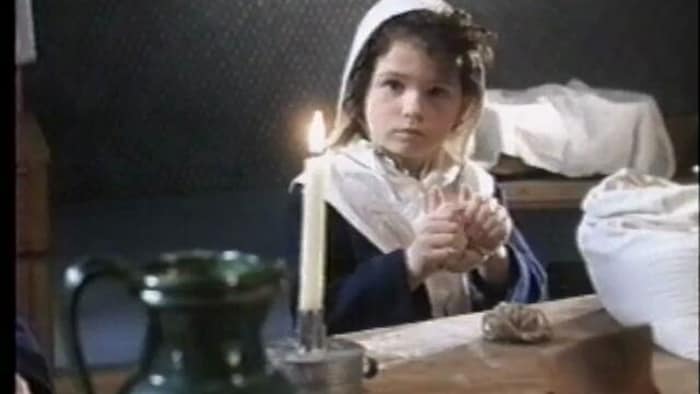 Un enfant habillé dans le style acadien de 1755.
